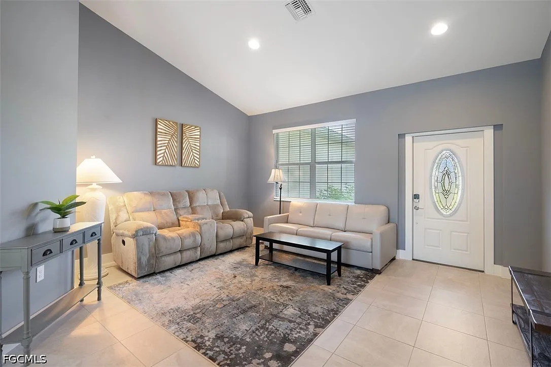 3 bed, 2.0 bath, 1880 sqft, $6,380 — Photo 4