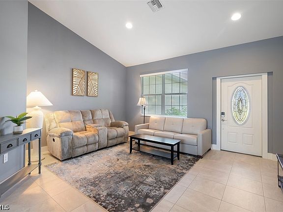 4th image of 825 SE 5th Pl