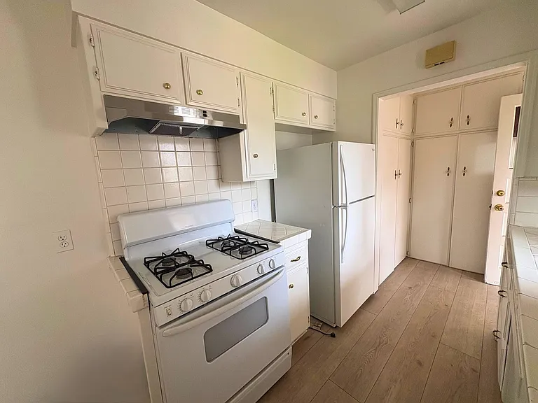 210-220 W D St — Photo 16