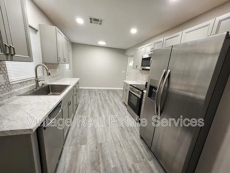 306 S Mercury Ave — Photo 8