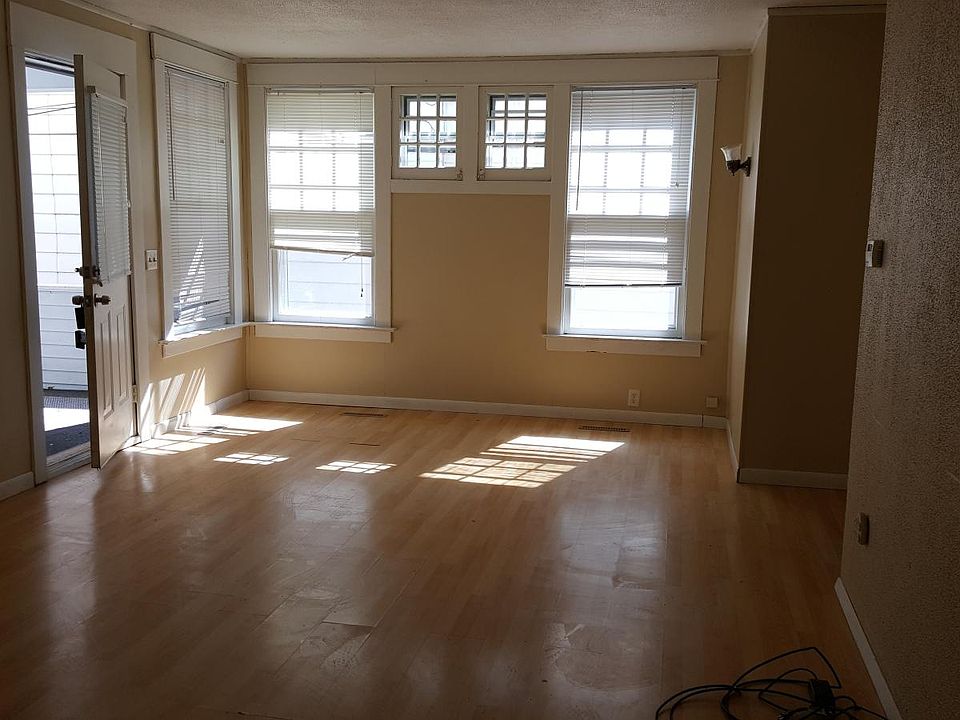 2nd image of 305 N Linn St APT 2