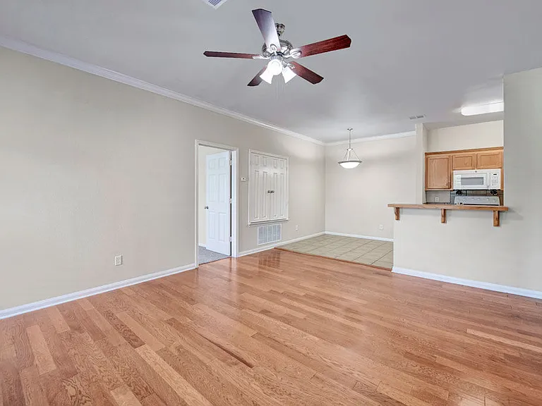 Riviera Apartments — Photo 14