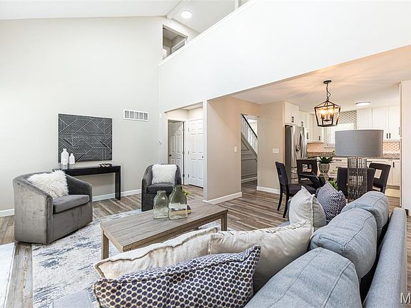 4th image of 15 Barrington Dr