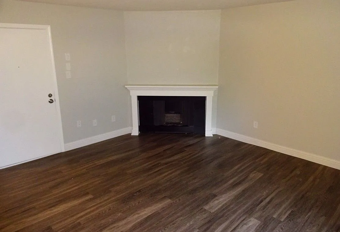 Building Photo - 2302 G St #15