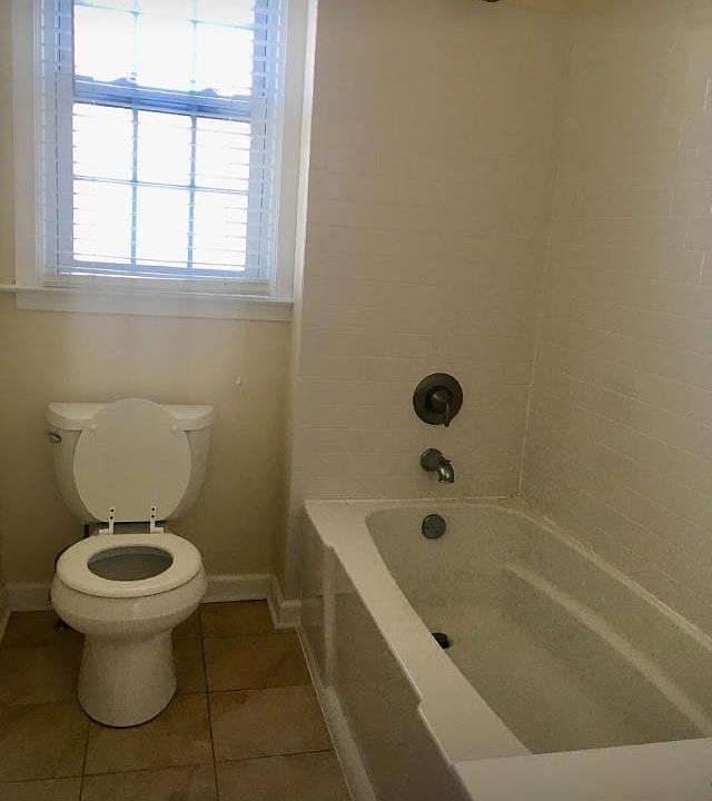 2nd image of 1615 Murdoch Rd Floor 2