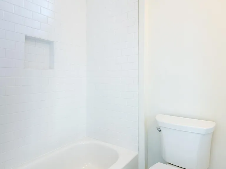 Bathroom of the second bedroom.