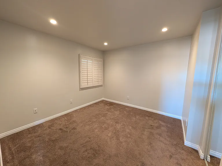 1642 Jeffrey Ave — Photo 7