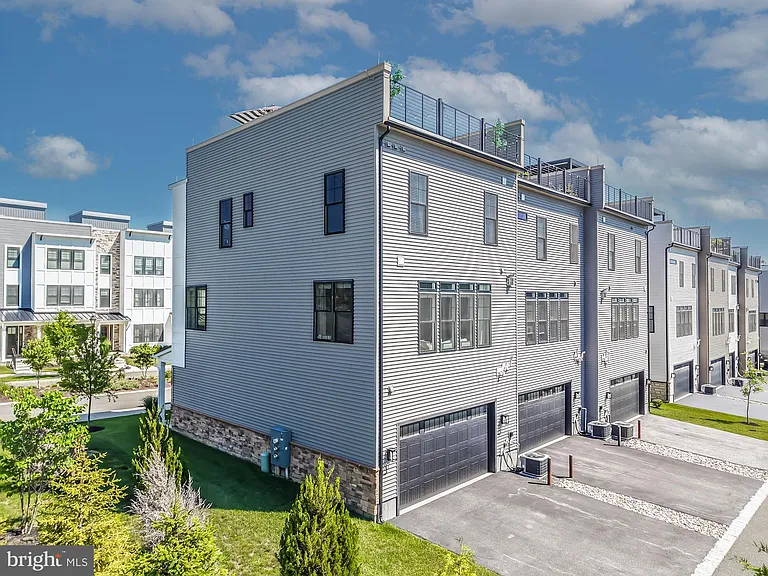 300 Squire Dr — Photo 39