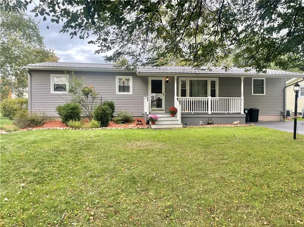 32 Meadowbrook Dr, Auburn, NY 13021