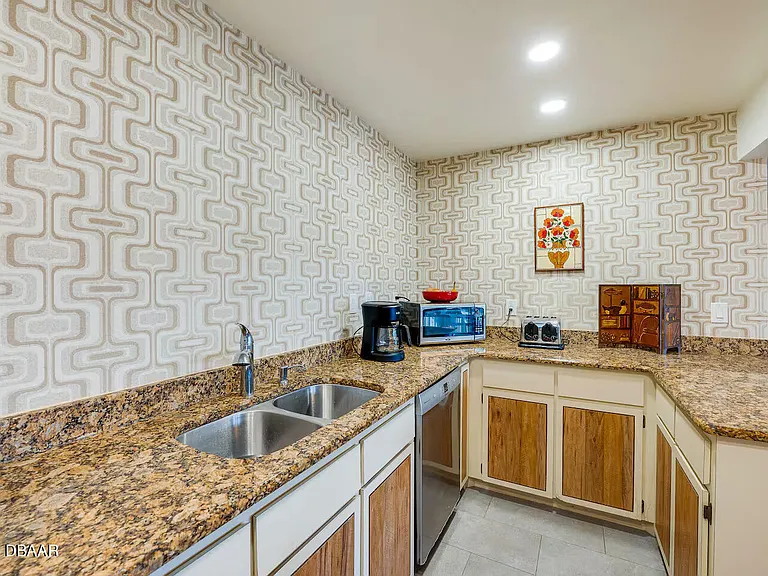 1286 John Anderson Dr — Photo 5