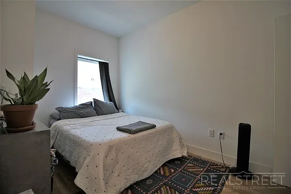 Rented by Real Street Inc | media 9