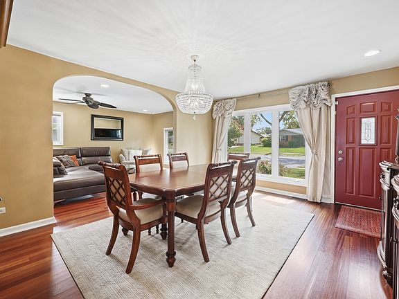 4th image of 382 Maple Ln