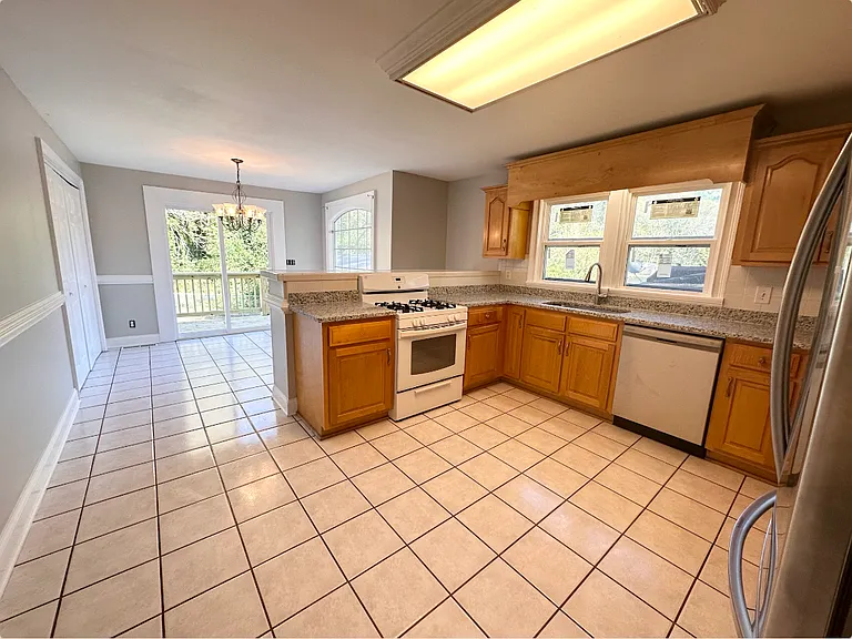 202 Hooper Ave SE — Photo 7