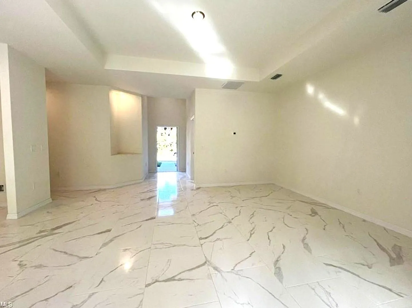 Large 4 Bedroom, 3 Bath, 2 Car Garage-Move In Ready! — Photo 3
