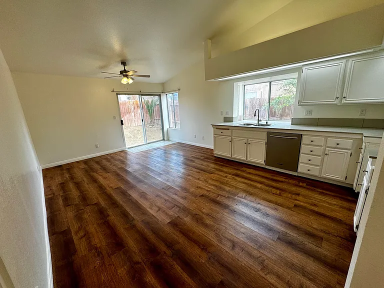 2204 Mark Ave — Photo 5