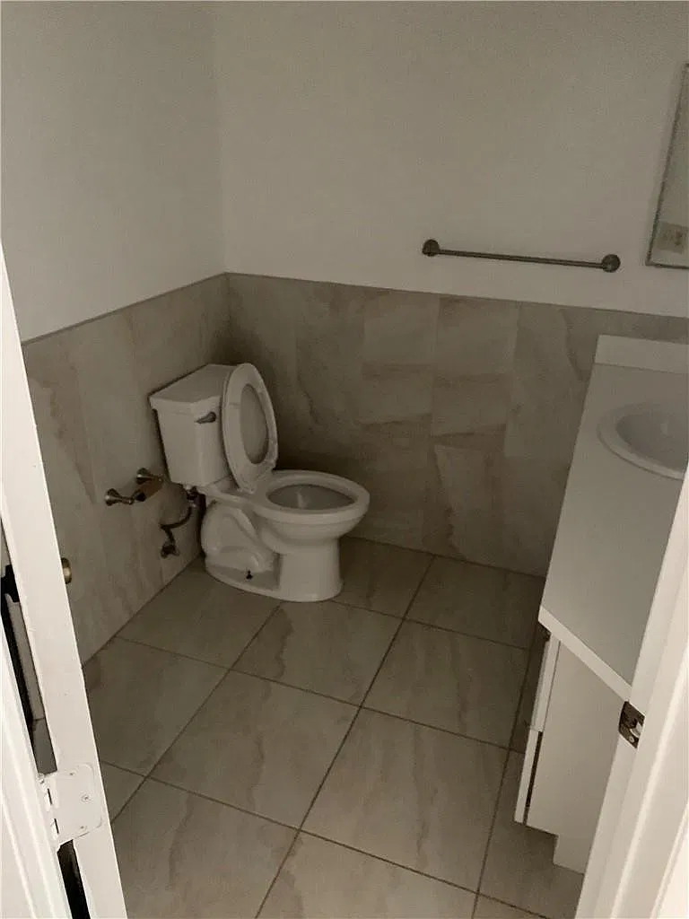 3 bed, 2.5 bath, 1374 sqft, $2,700 — Photo 4