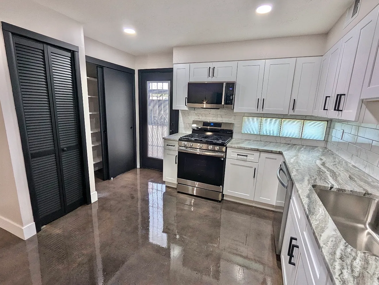 2 bed, 1020 sqft, $2,795 — Photo 2