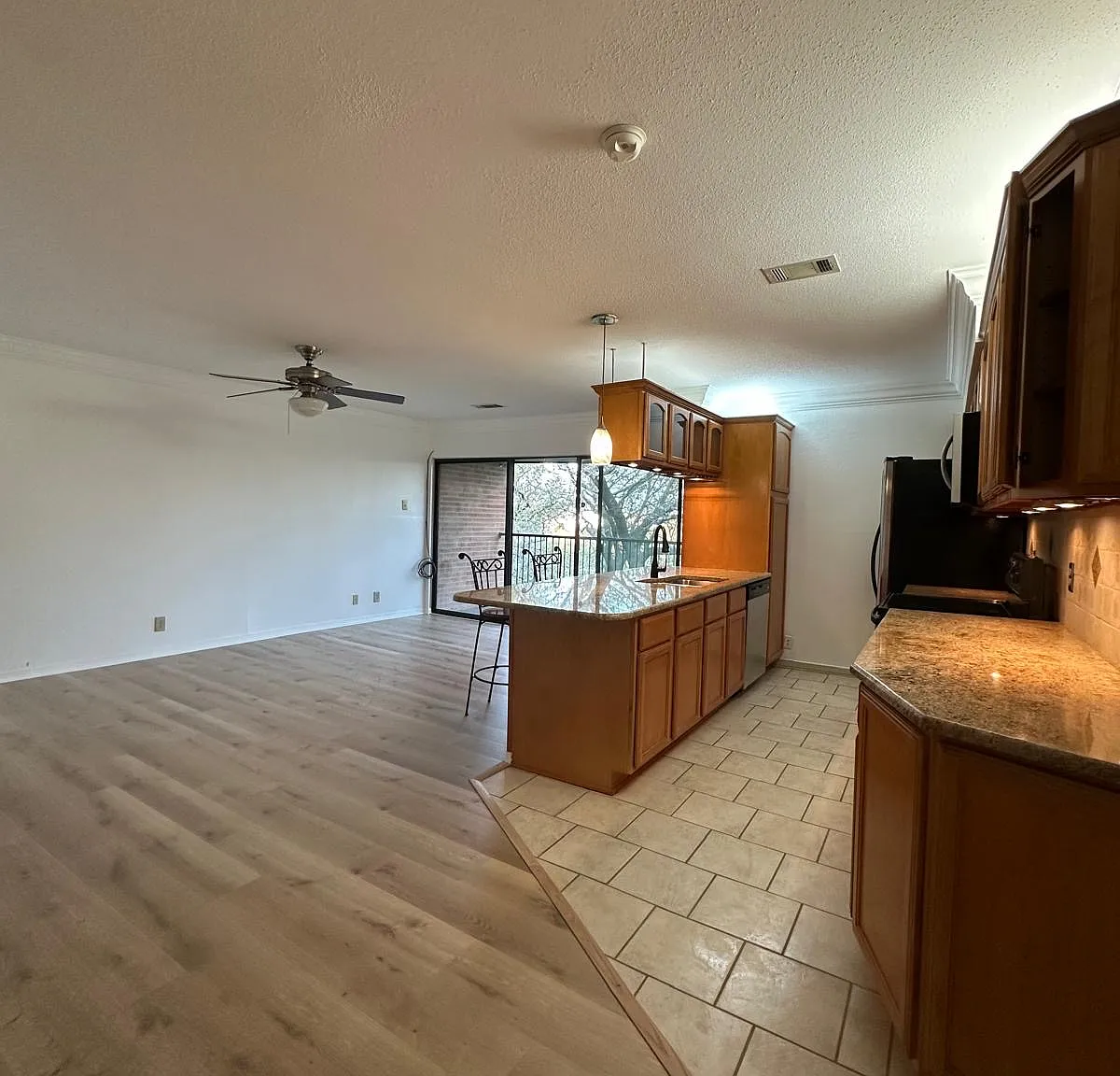 1 bed, 752 sqft, $1,350 — Photo 2