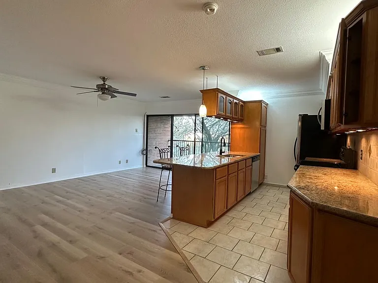 510 E Avenue J #C — Photo 2