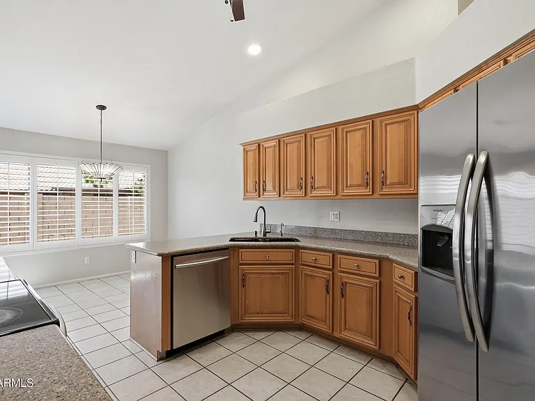 225 W Vera Ln — Photo 10