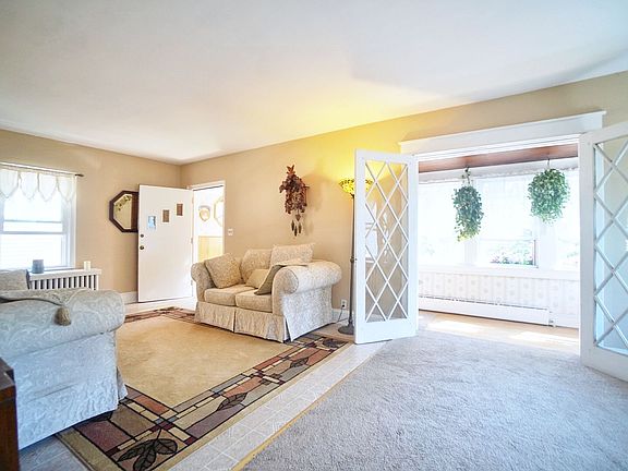 3rd image of 110 Hillcrest Ter