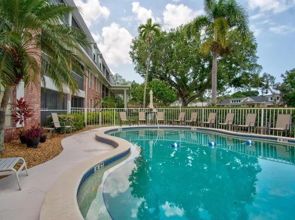 1900 Alamanda Dr APT 108, Naples, FL 34102