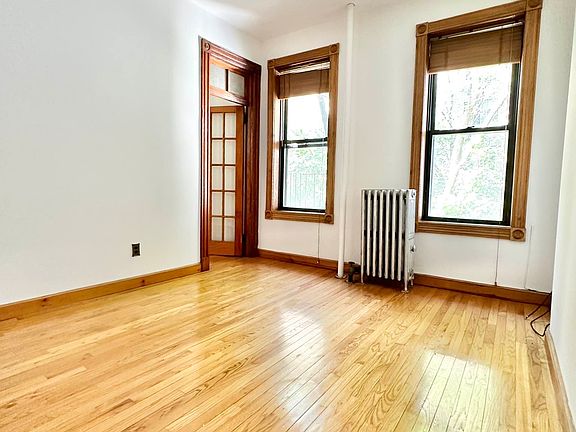 4th image of 197 E 7th St APT 4