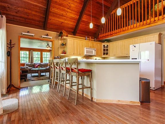 Kitchen with breakfast bar