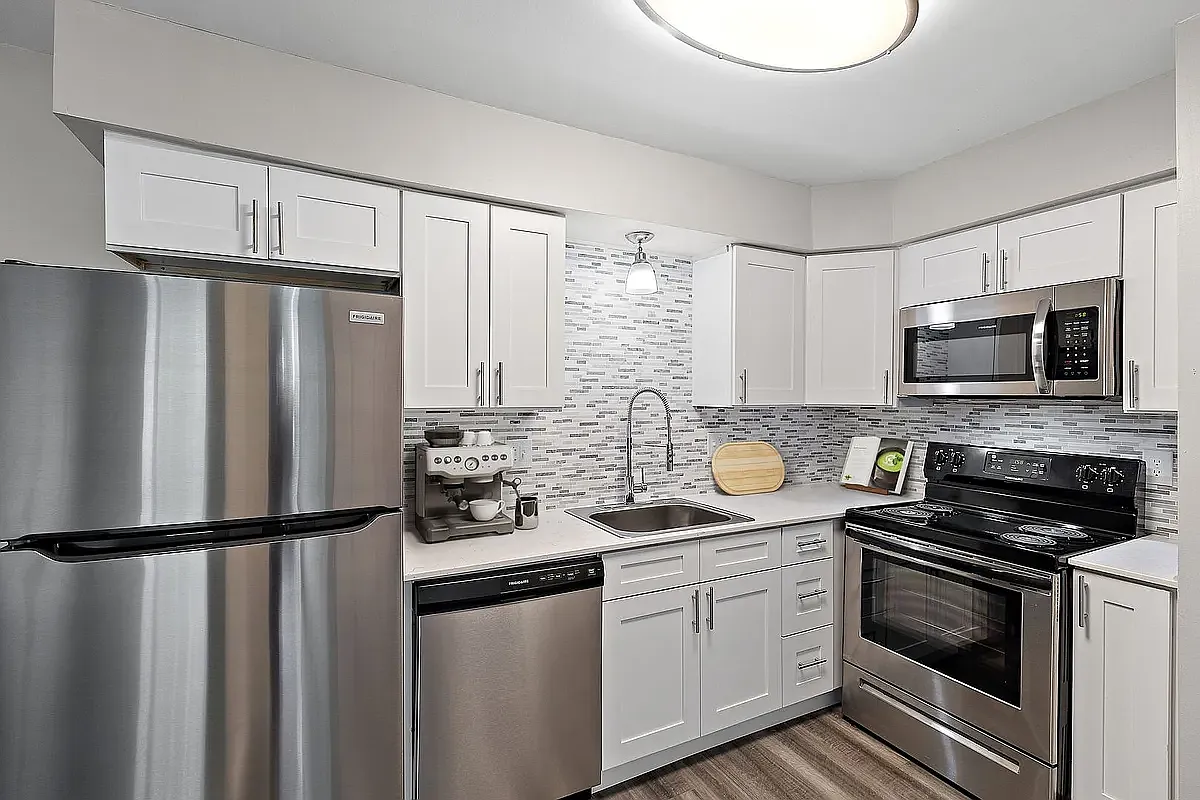 Hines Park Place Apartments — Photo 1