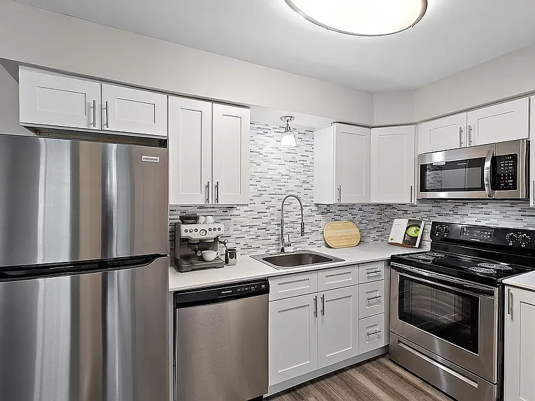 Hines Park Place Apartments — Photo 1