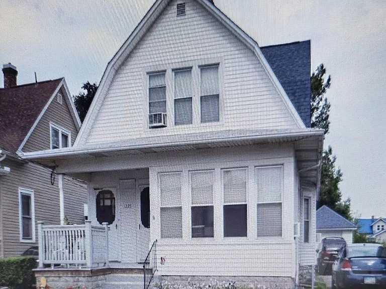 1225 W Osborne St — Photo 2