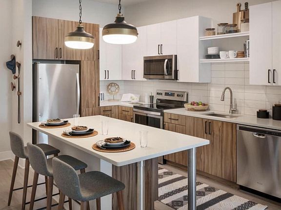 3rd image of 2011 Oak Park Cir NE #401