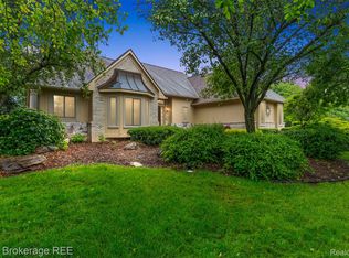 2048 Mayfair Dr, White Lake, MI