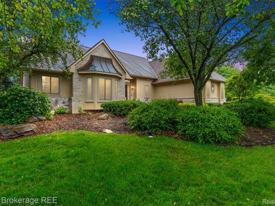 2048 Mayfair Dr, White Lake, MI, 48383