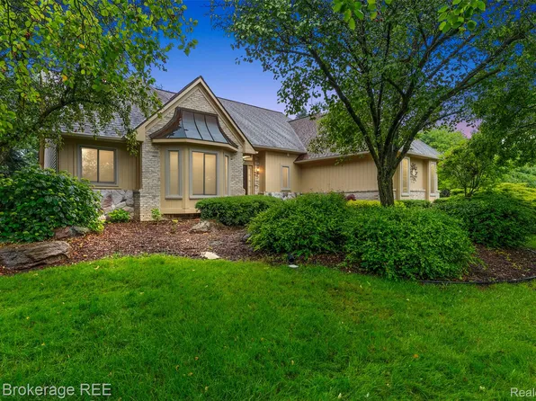 2048 Mayfair Dr, White Lake, MI 48383