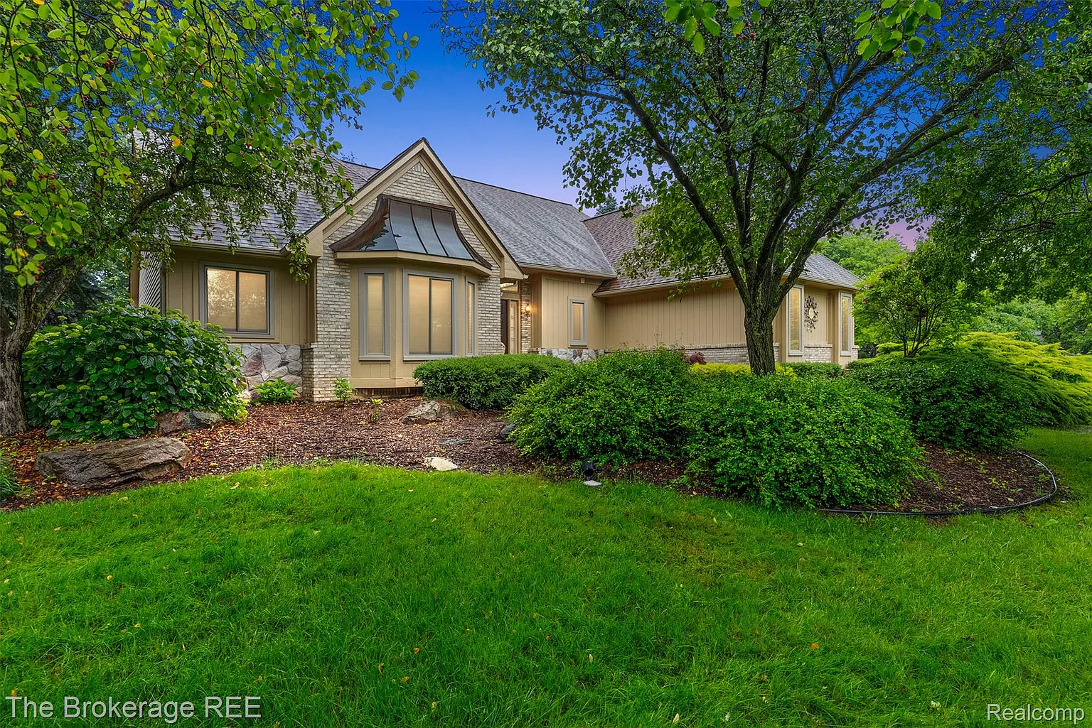 2048 Mayfair Dr photo 1