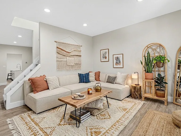 516 Carolyn Ave — Photo 2