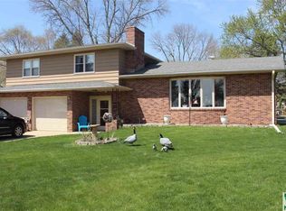 1100 Valley View Dr, Vermillion, SD 57069