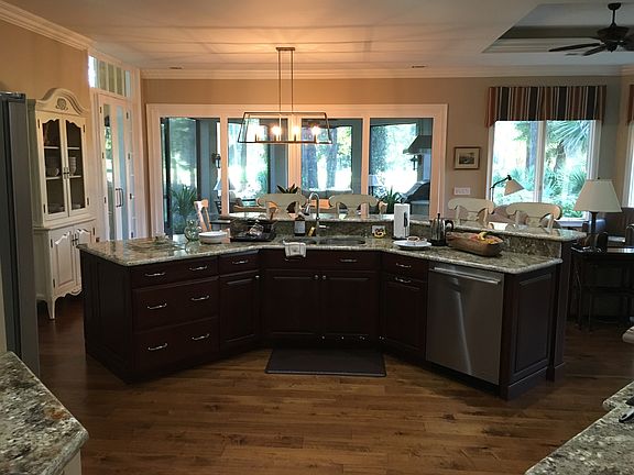 Great kitchen island. 