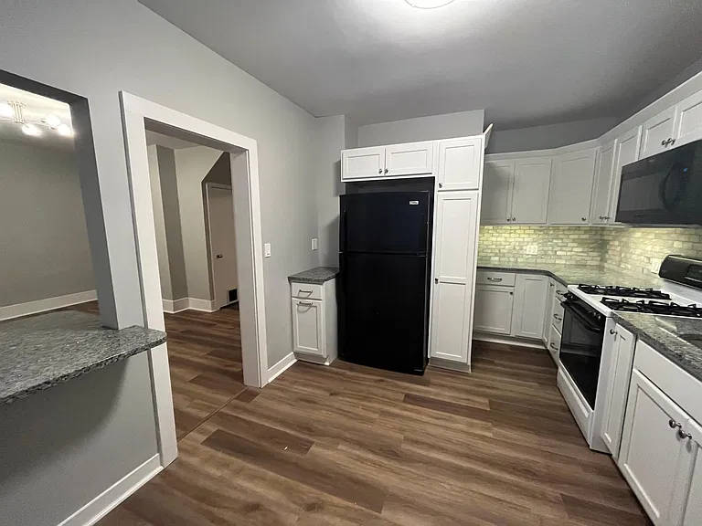 328 E Scribner Ave — Photo 11