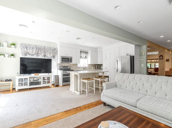 41-27 Orient Avenue image 8 of 24