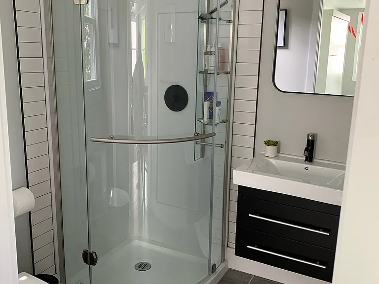 Studio Above Garage - Bathroom