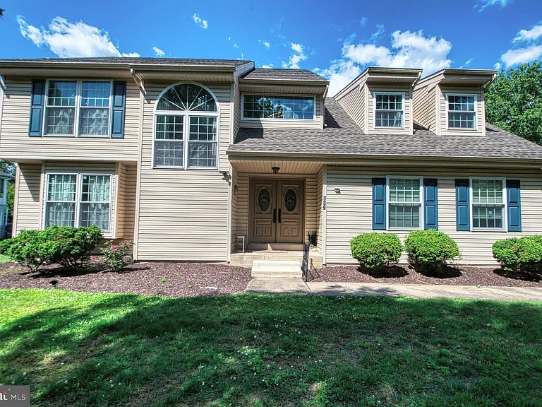 139 Mallard Dr W — Photo 1