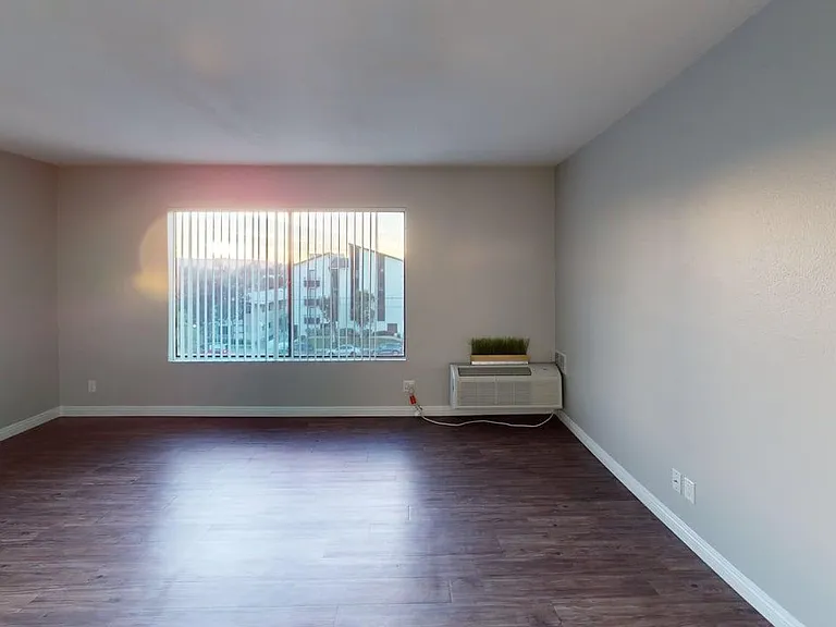 Chateau Emelita Apartments — Photo 10