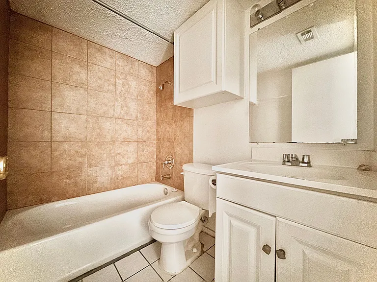 Marian Condos — Photo 64