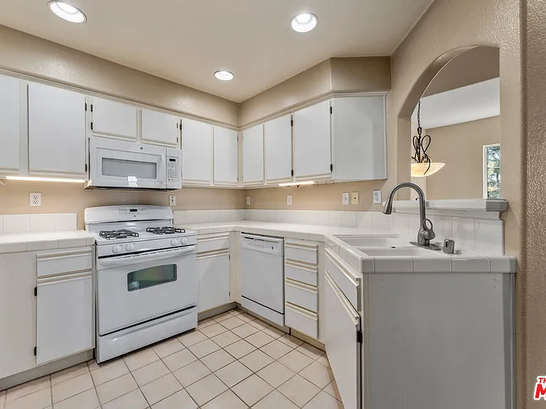 1010 S Farralon Ln — Photo 4