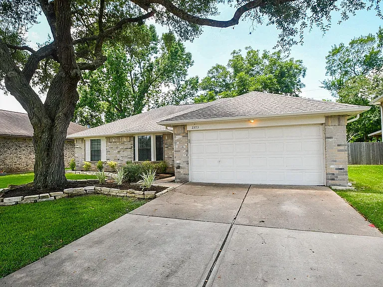 2303 Old Dixie Dr — Photo 2
