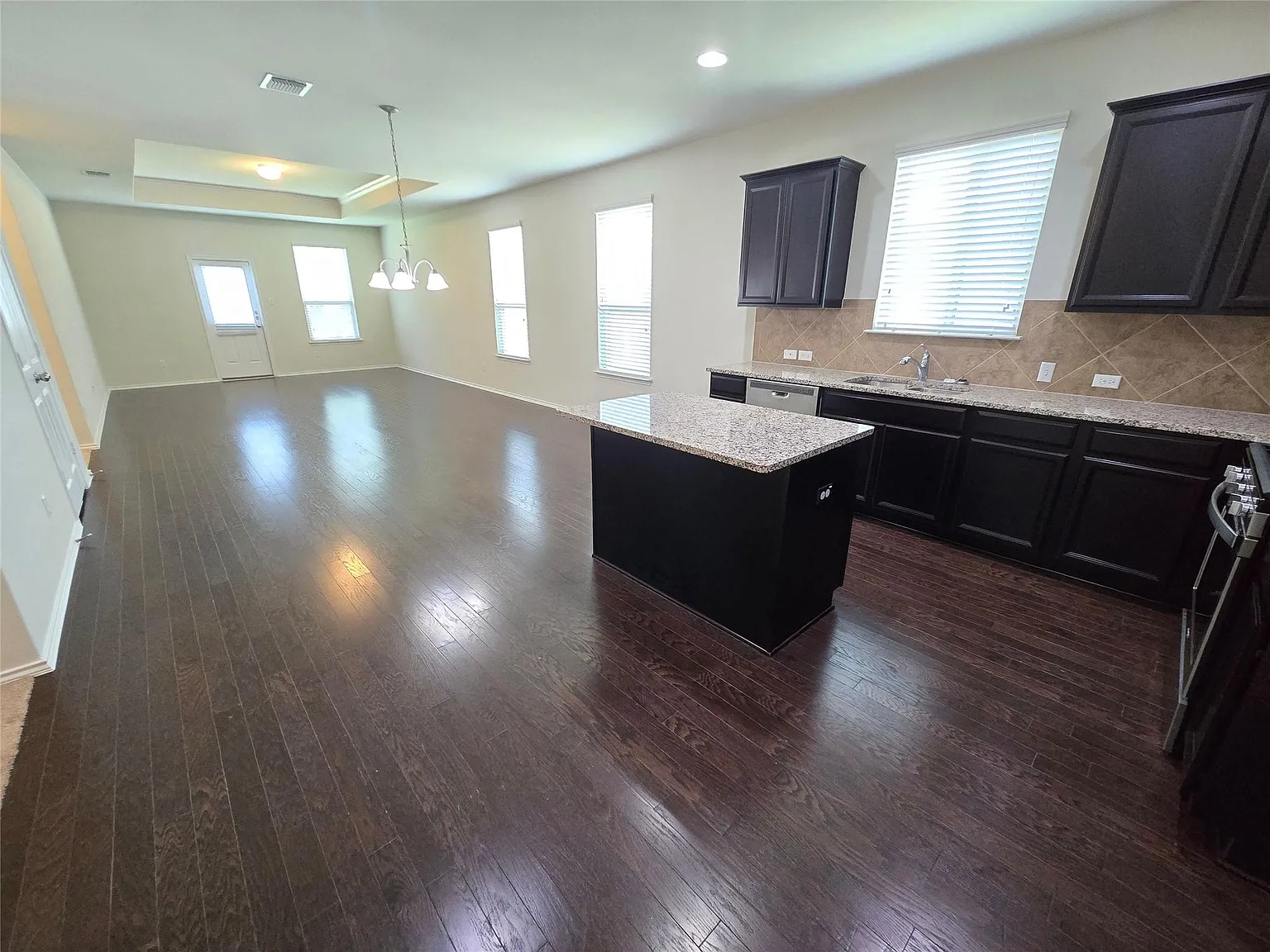 4 bed, 2.0 bath, 1689 sqft, $1,870 — Photo 2