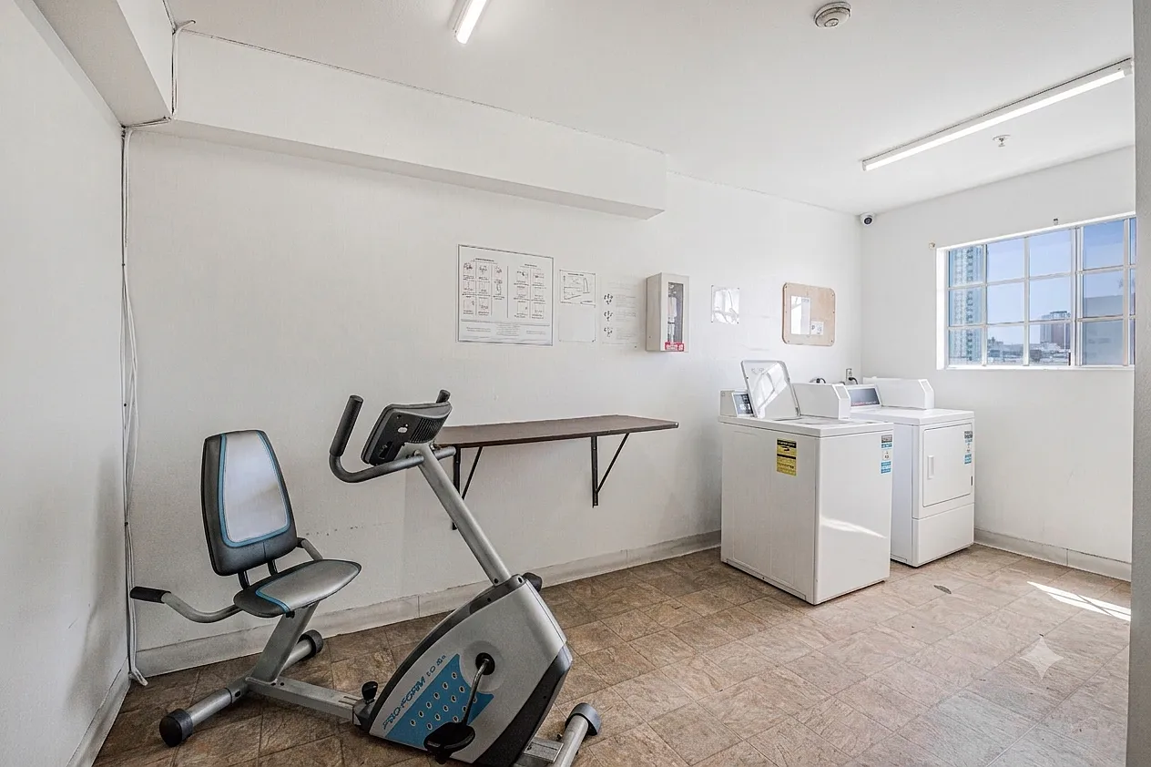 1 bed, 350 sqft, $1,706 — Photo 3