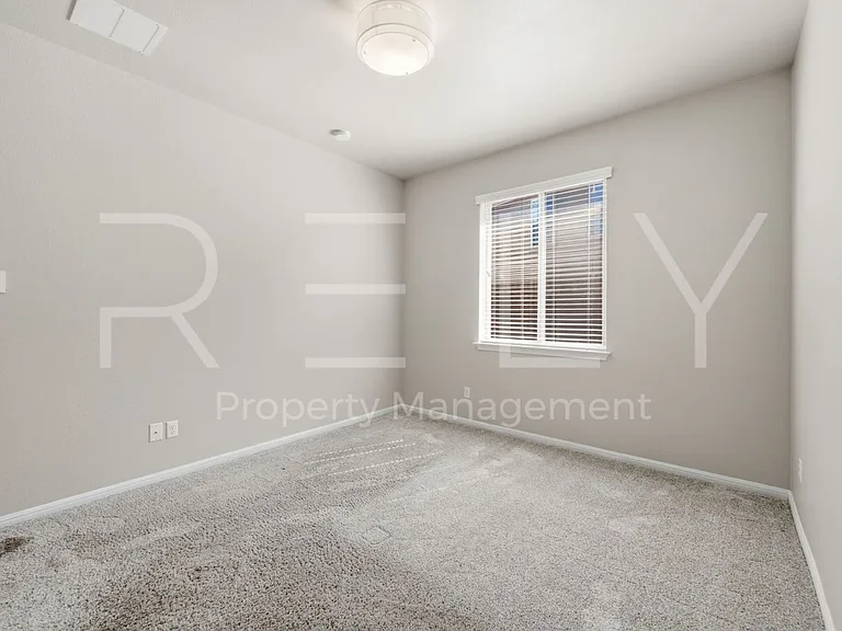 227 Choke Canyon Ln — Photo 32